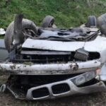 Nyári gumival csapódott egy oszlopnak a BMW-s nő, utasa súlyosan megsérült