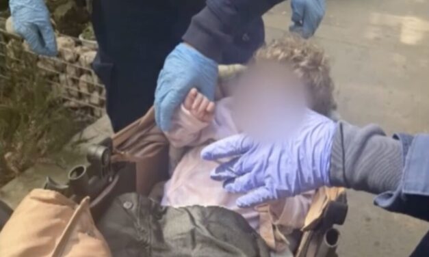 Vizsgálatot indított az önkormányzat annak a 11 hónapos kislánynak az ügyében, aki várandós édesanyjával egy emberi ürülékkel és vizelettel teli lakásban élt