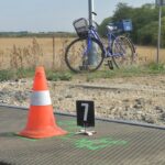 Tragédia Gyöngyösfalunál: egy villanyoszlopnak támasztotta biciklijét, majd a vonat elé ugrott a férfi