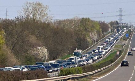 Tömegbaleset Martonvásárnál, 8 kilométeres a torlódás az M7-esen