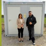 Gáspár Laci átadott egy játszótéri WC-t Pécel polgármesterével