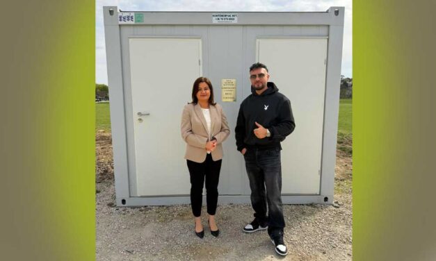 Gáspár Laci átadott egy játszótéri WC-t Pécel polgármesterével