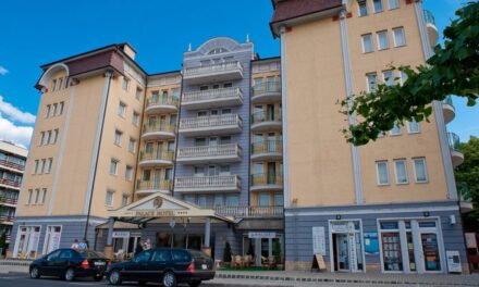 Kigyulladt egy szálloda Hévízen, 250 ember vendég hagyta el az épületet