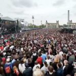 Zúg a „mocskos Fidesz” a Hősök terén, ahol több ezer fiatal tombol a Rendszerbontó Nagykoncerten