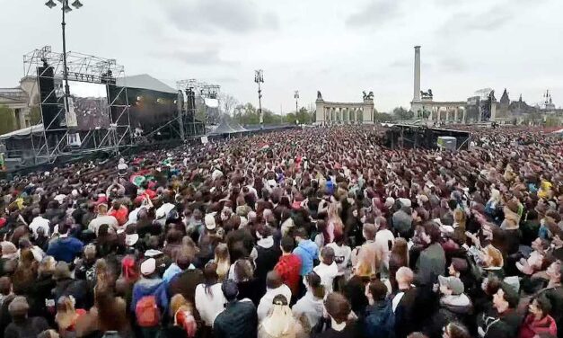 Zúg a „mocskos Fidesz” a Hősök terén, ahol több ezer fiatal tombol a Rendszerbontó Nagykoncerten