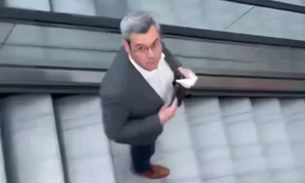 Anyázva választolt az őt felkérdező férfinak az Alleeban Takács Péter leköszönő egészségügyi államtitkár – videó a cikkben