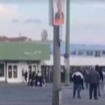 Tömegverekedés Miskolcon: ütötték-verték egymást az emberek – videó a cikkben