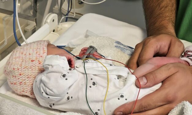 Balhé a pécsi klinikán: torkon ragadta és ajtóba verte egy pécsi doktornő fejét a nagymama