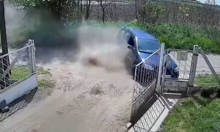 Két másodpercen múlt a gyermekhalál: Letarolta a családi ház kerítését a kótaji száguldozó – VIDEÓ