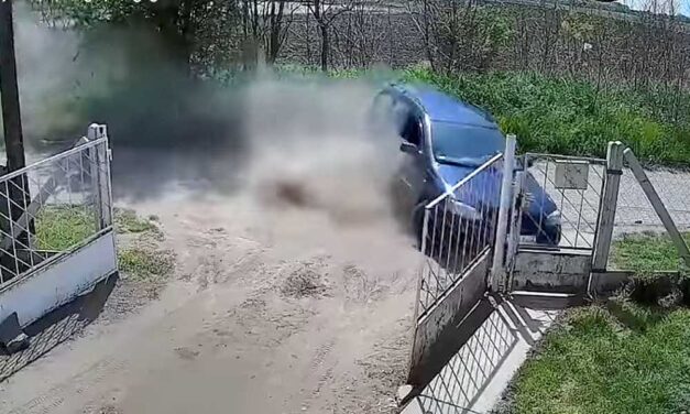 Két másodpercen múlt a gyermekhalál: Letarolta a családi ház kerítését a kótaji száguldozó – VIDEÓ