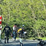 Erdőbe repült a motoros a bajnai szerpentinen: Drámai pillanatok a hírhedt kanyarvadászaton