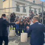 Lebontotta a Karmelita előtti kordont Magyar Péter, megnyitják az épületet a nagyközönség előtt