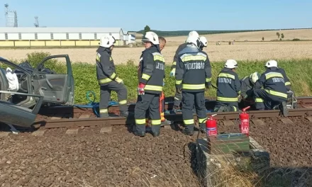 Vonatbaleset Babótnál: a tilos jelzés ellenére hajtott a sínekre az autó, ezután ütközött a szerelvénnyel