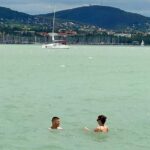 Egy fejbe lőtt férfi holttestét találták meg a Balatonba, a rendőrség nyomozást indított