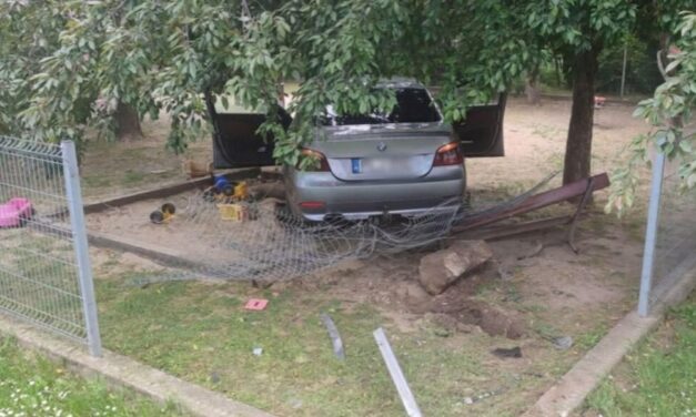 Hajszálon múlott a gyerekek élete: homokozóba hajtott egy ámokfutó BMW-s Dányon