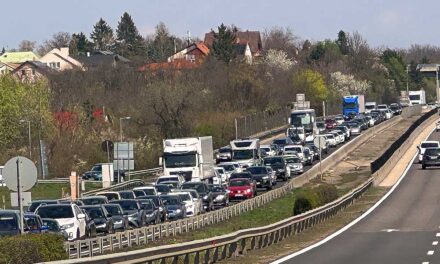 Kamionba rohant egy gyerekeket szállító kisbusz Biatorbágynál, 10 kilométeres a dugó, többen megsérültek