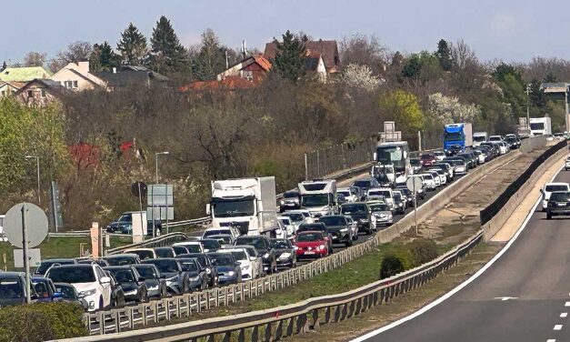Kamionba rohant egy gyerekeket szállító kisbusz Biatorbágynál, 10 kilométeres a dugó, többen megsérültek