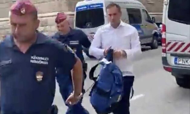 “Veled vagyunk Gergő” – sokkalta a 2. kerületieket Őrsi Gergely letartóztatása, szimpátiatüntetést tartottak a polgármester mellett