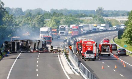 Kigyulladt egy kamion az M3-aa autópályán, mentőhelikopter a helyszínen: elterelik a forgalmat Gödöllőnél