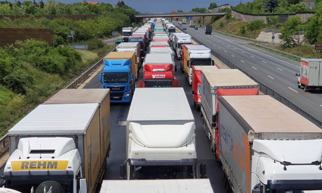 Dugók az autópályákán: az M0-áson már 10 kilométeres a torlódás, az M1-es is teljesen beállt