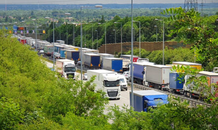 Tömegbaleset az M0-áson: hat jármű karambolózott, 8 kilométeres a torlódás