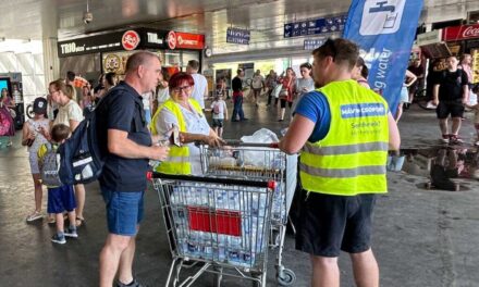 Rendkívüli hőség: Palackos vizet osztanak a pályaudvarokon, közben Budapest környékén egymás után rendelik el a vízkorlátozást a települések