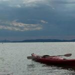 Eltűnt a Balaton közepén egy férfi Balatonszepezdnél, csak az üres kajakot találták meg a vizimentők: nagy erőkkel kuatnak utána – fotó a cikkben