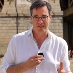 “Van egy rossz hírem” – mondta Karácsony Gergely a szárazon álló Margithíd pillérénél a Duna medrében