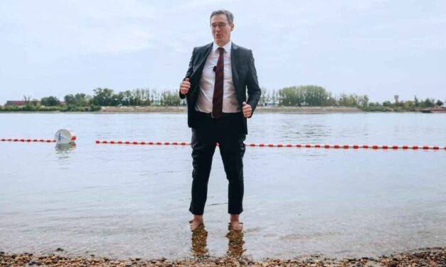 Karácsony Gergely nekivetkőzött a Dunában: Szerdán megnyílt a 11. kerületban az Árasztó-parti szabadstrand