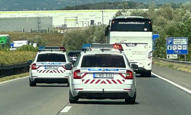 Két motoros és egy autó ütközött az M1-esen Óbaroknál, lezárták az autópályát