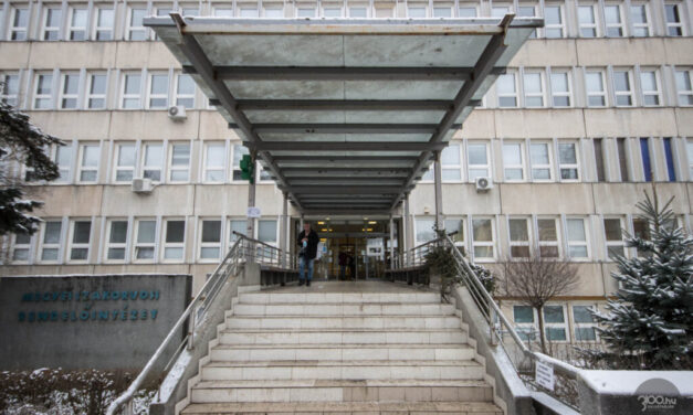 Kiszökött a salgótarjáni kórházból egy zavart beteg, autót lopott, majd több kocsit is összetört