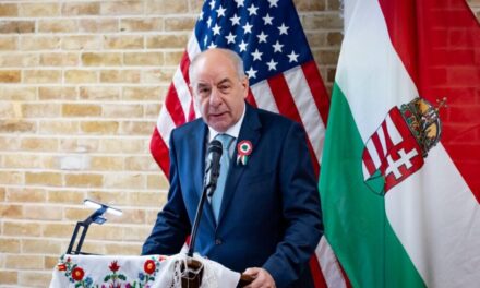 Áder János után Sulyok Tamás is közpénzen vakációzott Amerikában: különgép, családi kiruccanás a Dallas forgatási helyszínére