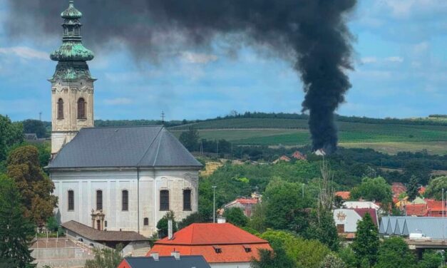 Brutális tűzeset Egerben: a fürdőszoba-ablakon jutottak ki az égő pokolból, három család lett földönfutó