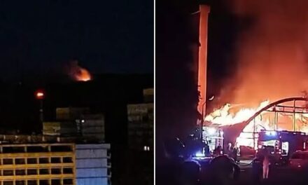 Kigyulladt egy szálloda Salgótarjánban, a tűzoltók egész éjjel oltották az épületet