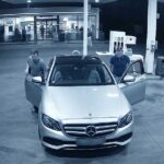 Tankolás után az autóban felejtette a kulcsot a sofőr, azonnal beugrottak a Mercedeszbe a tolvajok: A száguldozásnak és rendőrségi hajszának egy árokban lett vége