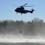 Soha nem látott helyzet Paksnál: Helikopterekkel és bárkasüllyesztéssel mentik a Duna vízszintjét és az atomerőművet