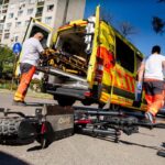 Újabb súlyos rollerbaleset történt: egy órán keresztül küzdöttek a sérült életéért a mentők, a 32 éves férfit mélyaltatásban tartják