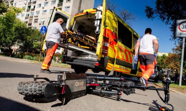 Újabb súlyos rollerbaleset történt: egy órán keresztül küzdöttek a sérült életéért a mentők, a 32 éves férfit mélyaltatásban tartják
