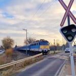 Munkahelyi baleset Debrecenben: Vasúti átjáró felújítása közben sodorta el a vonat a munkásokat, ketten meghaltak