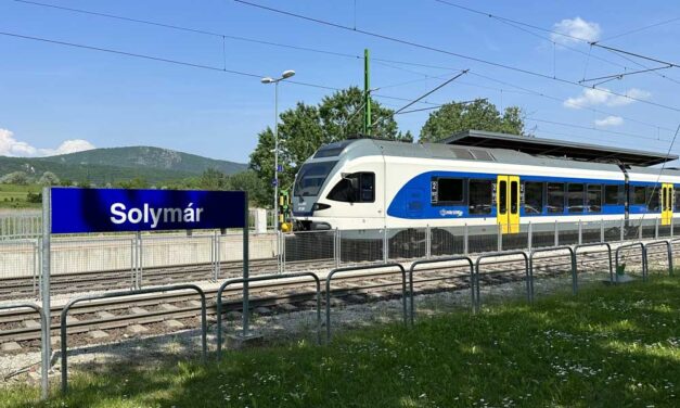 Elgázolt egy embert a vonat Solymáron, forgalmi korlátozások vannak az esztergomi vonalon