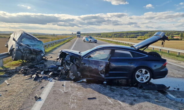Halálos baleset az M80-ason: a szalagkorláton állt meg a Hyundai, egy 90 és egy 30 éves férfi halt a brutális ütközésben – helyszíni fotók