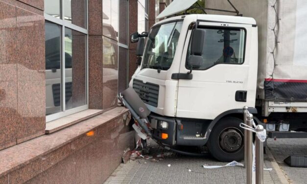 Villamossal ütközött, majd a kormányhivatal épületébe csapódott egy teherautó Újpesten