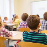 A diákok szeme láttára, tanóra közben fenyegette meg a tanárnőt egy apa, vádat emelt ellene az érdi ügyészség
