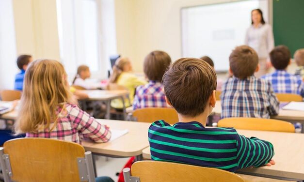 A diákok szeme láttára, tanóra közben fenyegette meg a tanárnőt egy apa, vádat emelt ellene az érdi ügyészség