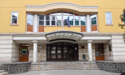 Botrány az onkológiai intézetben: a korábban meneszetett főigazgató jelentette a magánellátásba kényszerült daganatos nő esetét