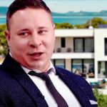 Schadl György és felesége továbbra is százmilliókat keres a felfüggesztett végrehajtói irodájukból, miközben siófoki luxusnyaralójában tölti háziőrizetét