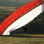 Lezuhant egy siklóernyős Győrnél, mentőhelikopter vitte kórházba