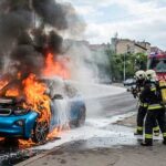 Nehezen lehet eloltani az elktromos autókat – Új eszközt kaptak a tűzoltók a rettegett villanyautó-tüzek oltásához