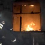 Kigyulladt egy társasház a 18. kerületben: Tíz embert, köztük hét gyermeket vittek kórházba – videó a cikkben
