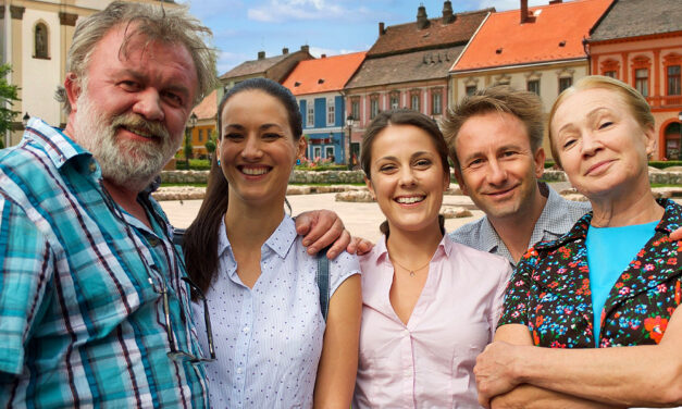 A mi kis falunk sztárjai Vác főterén forgattak – Az RTL sorozata a városban készül, megszólalt a rendező, hogy miért döntöttek így